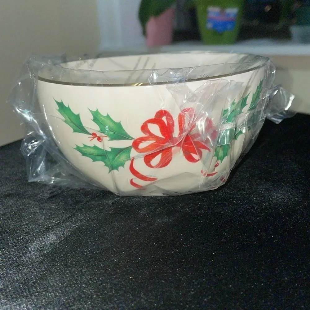 NIB Lenox vintage 16 oz gold rim red bow mistletoe luxury holiday ceramic bowl